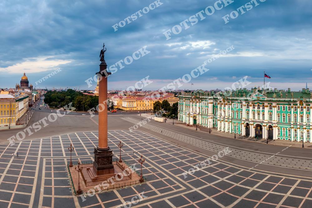 Фотография панорамного вида Санкт-Петербург, Россия. На фото изображена Дворцовая площадь с архитектурным ансамблем Государственный Эрмитаж, окружённым городским садом. Фотоснимок передаёт атмосферу белых ночей: мягкий свет, простор площади и величественную архитектуру исторического центра. Это изображение подчёркивает культурное наследие Петербурга и архитектуру городов России. Иллюстрация может использоваться как фото, картинка или слайд, посвящённые панорамам и достопримечательностям Санкт-Петербурга.